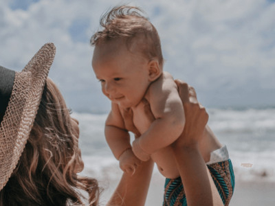 Comment partir en vacances avec bébé sereine ? Mes meilleurs conseils et un bonus.